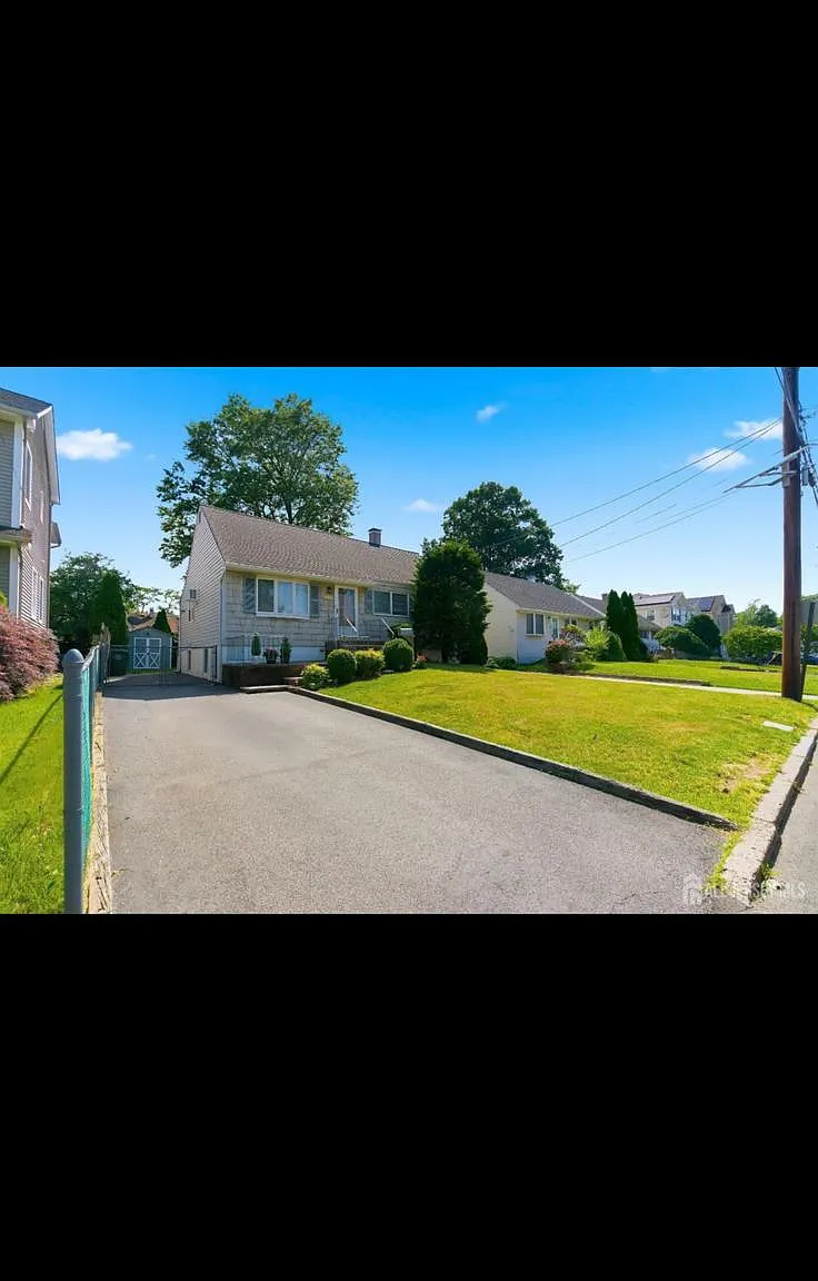 3 bed, 1000 sqft, $3,600 — Photo 1