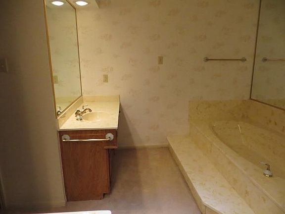 4th image of 1618 Banbury Ln