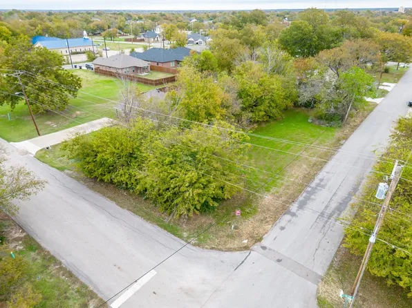 2621 College St, Greenville, TX 75401