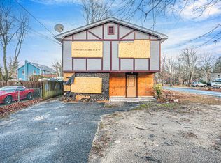 53 Hounslow Rd, Shirley, NY 11967