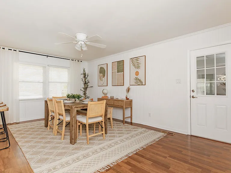 Dining Room w/ 6 seats & 3 barstools