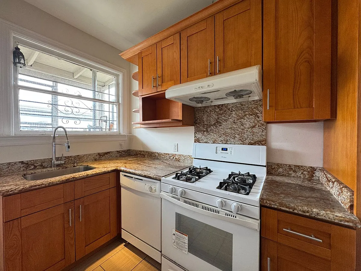 Building Photo - 2507 San Bruno Ave #B