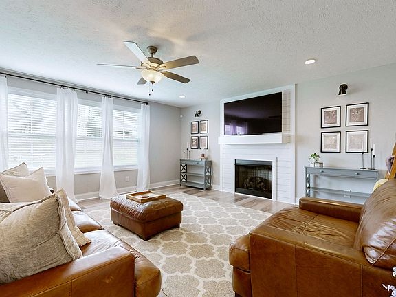 3rd image of 1079 Spicer Dr
