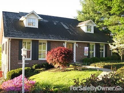 821 Lizabeth Dr
						:
						Beautiful, mature landscaping. Numerous flowering trees and shrubs