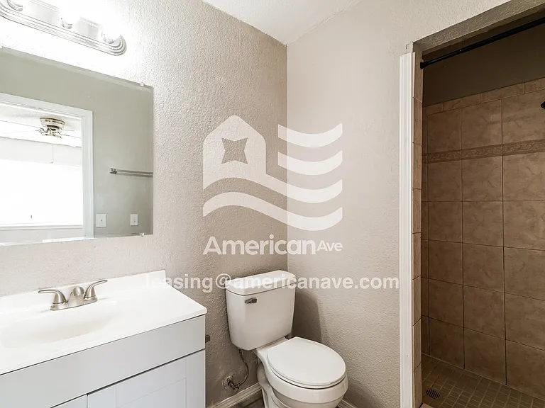 1610465_010_main_bathroom_9.jpg