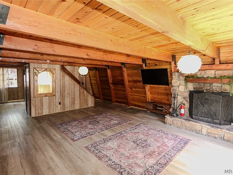 409 W Sherwood Blvd — Photo 2