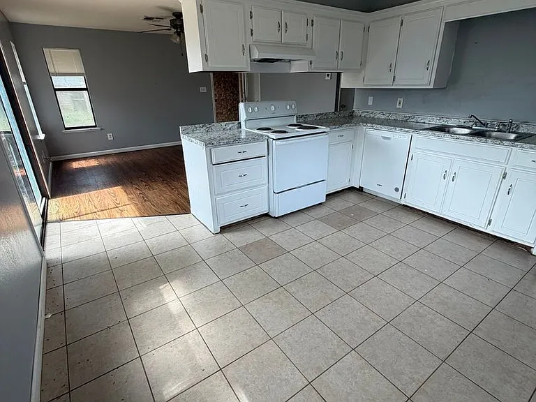 2511 Oakhurst Dr — Photo 2