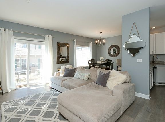 5th image of 628 Windsor Dr #44B