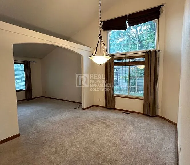 2511 Glendale Ct — Photo 4