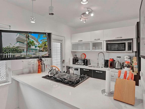5th image of 350 Collins Ave APT 310