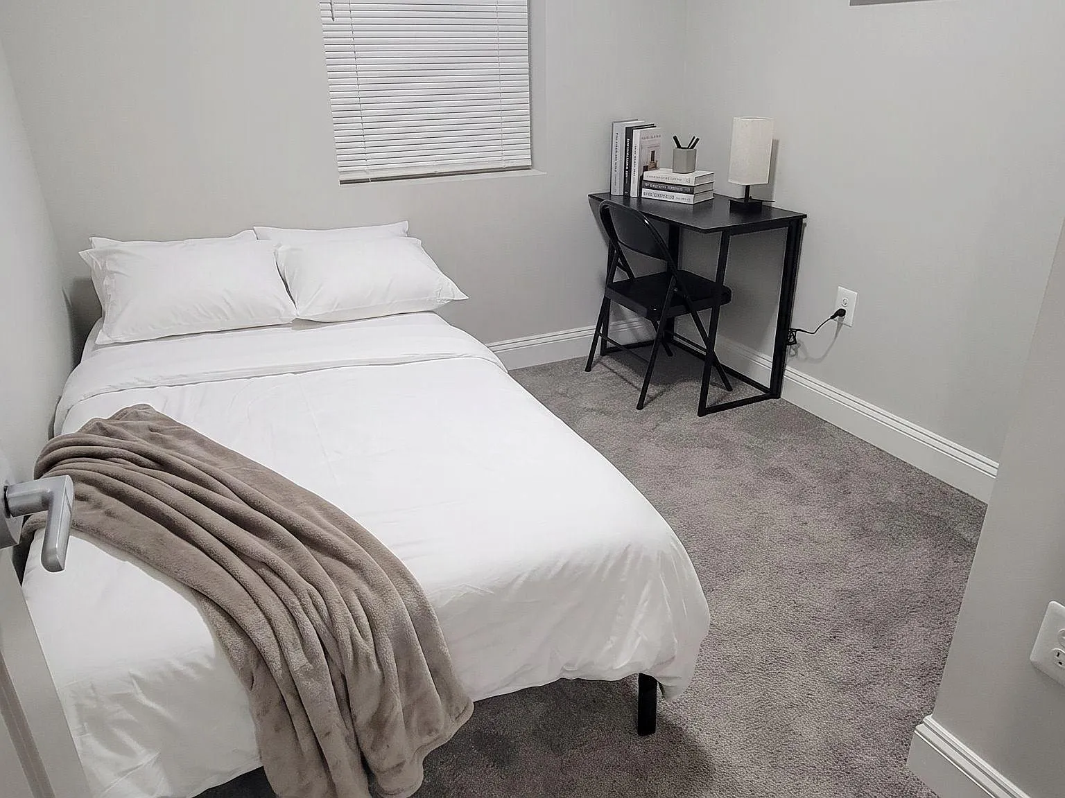 3 bed, 1.0 bath, 1600 sqft, $858 — Photo 1