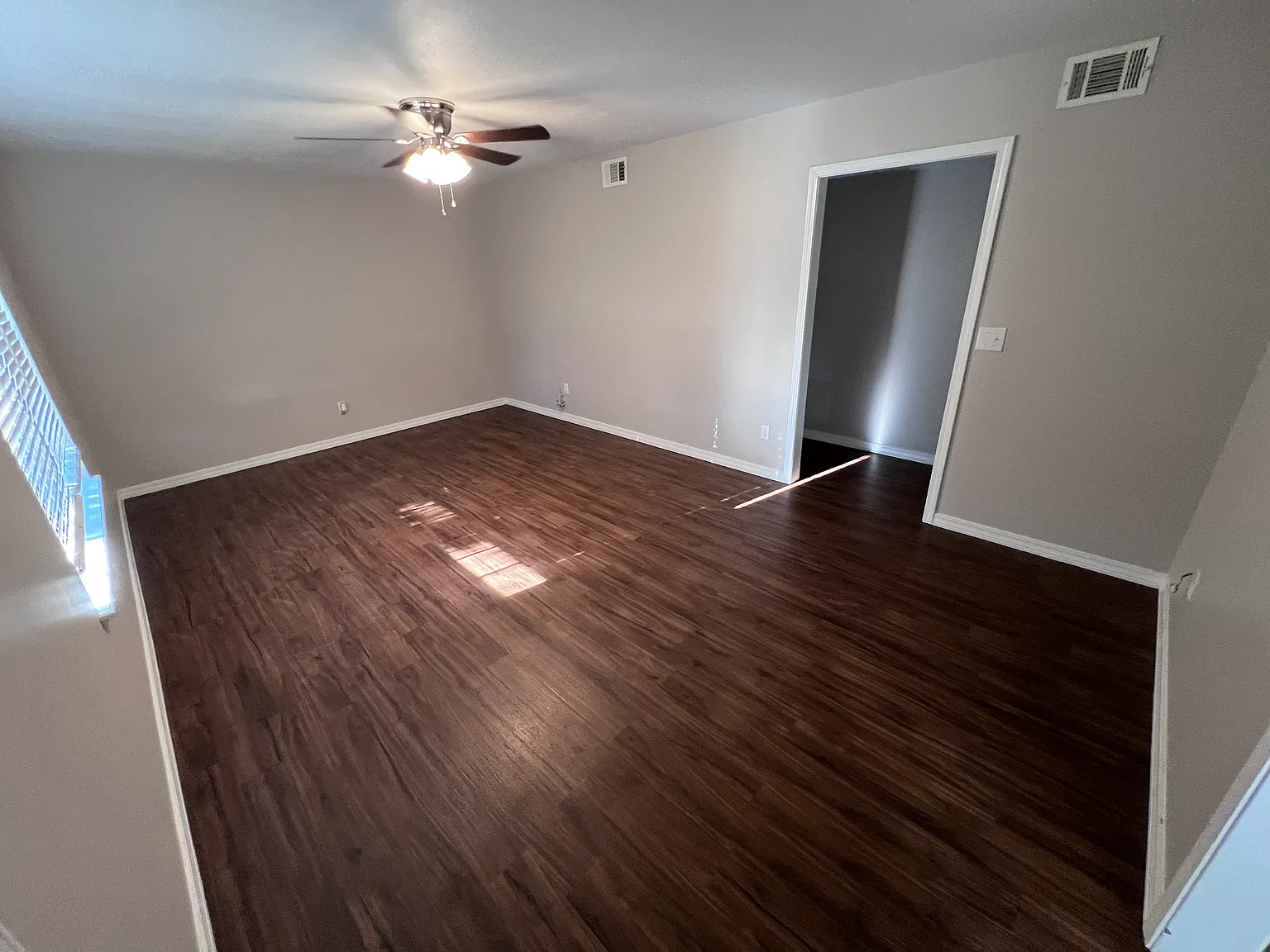 3 bed, 1099 sqft, $1,300 — Photo 2