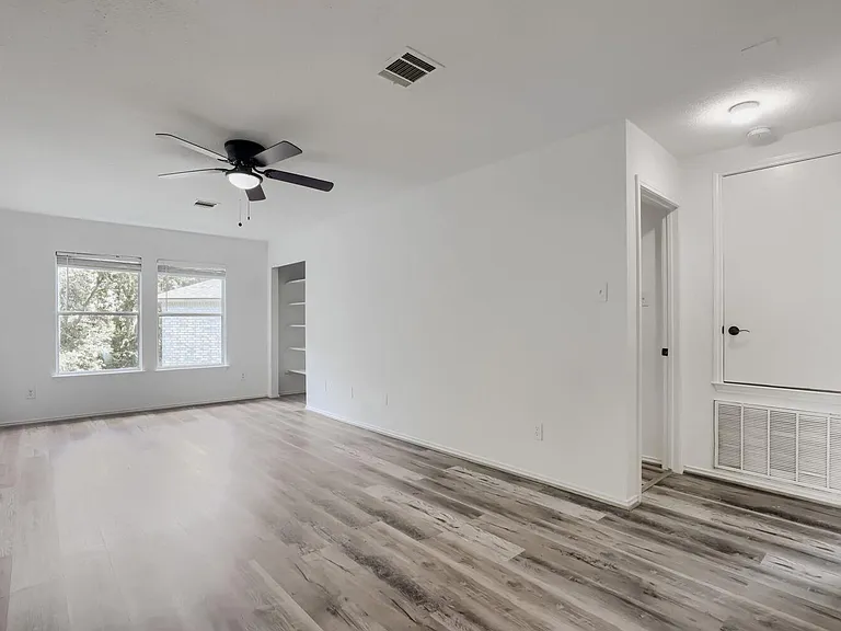 512 Woodford Dr — Photo 19