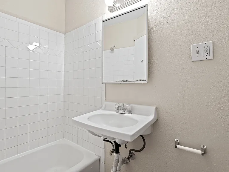 Race Street Apartments — Photo 11