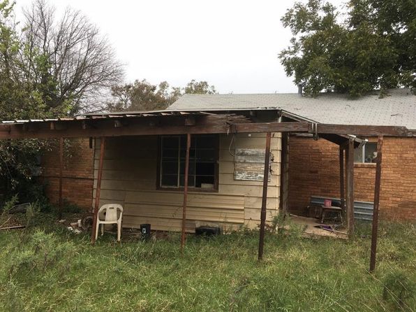 215 W 3rd St, Coleman, TX 76834
