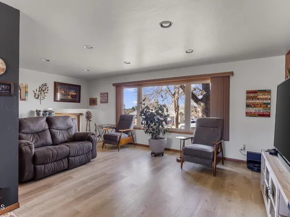 1609 N 17th St, Bismarck, ND 58501
