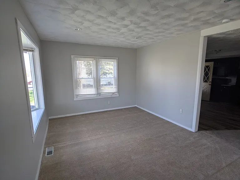 517 E Troy Ave — Photo 5