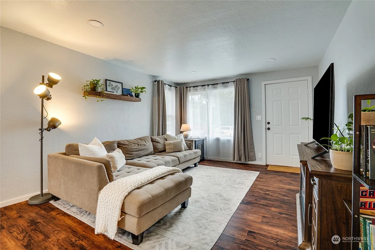 1 bed, 910 sqft, $1,530 — Photo 2