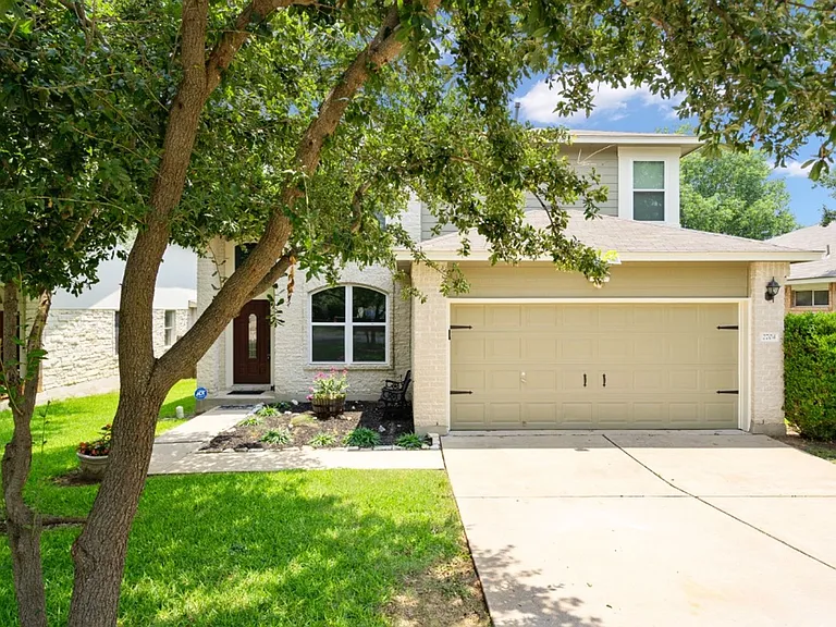 2704 Greenlee Dr — Photo 3