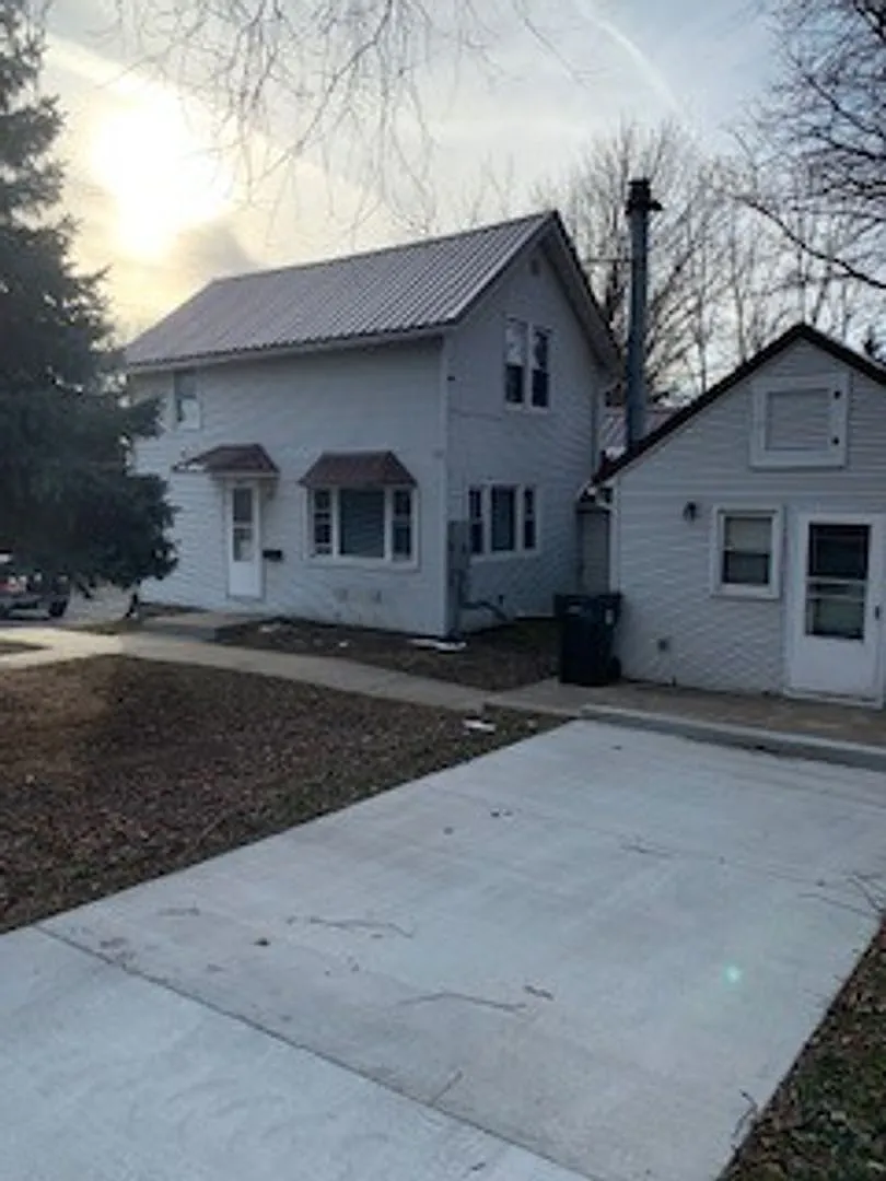 Large 3 BR 2 BA house w beautiful woodwork & Fireplaces!! — Photo 1
