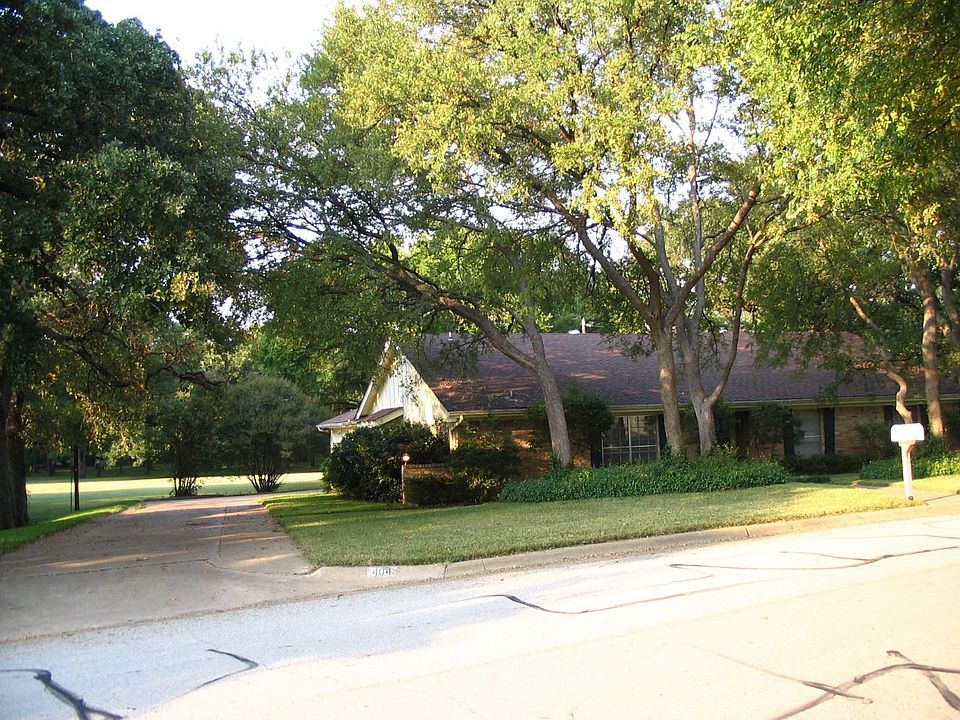 Large wooded lot addjoining Trailwood Park