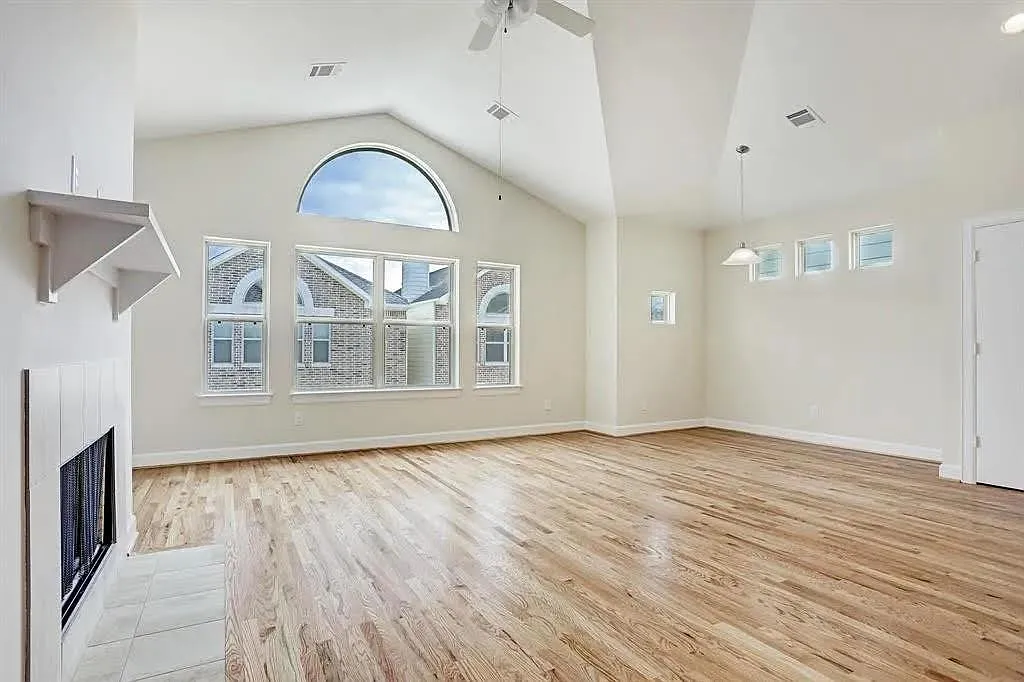 3 bed, 2.5 bath, 1806 sqft, $2,200 — Photo 3
