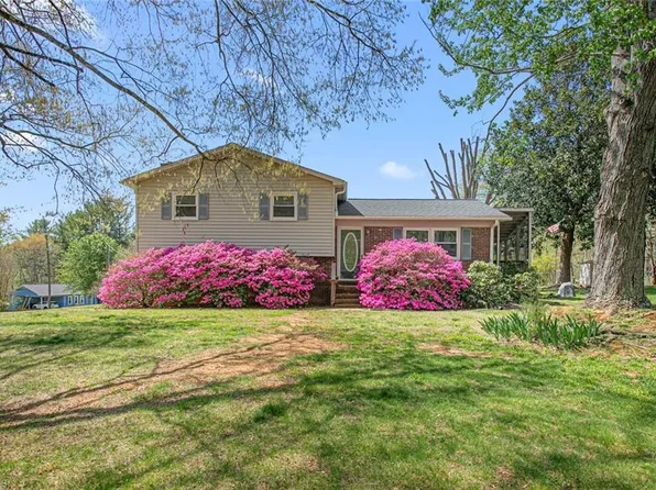 8420 Stanwix Dr, Tobaccoville, NC 27050