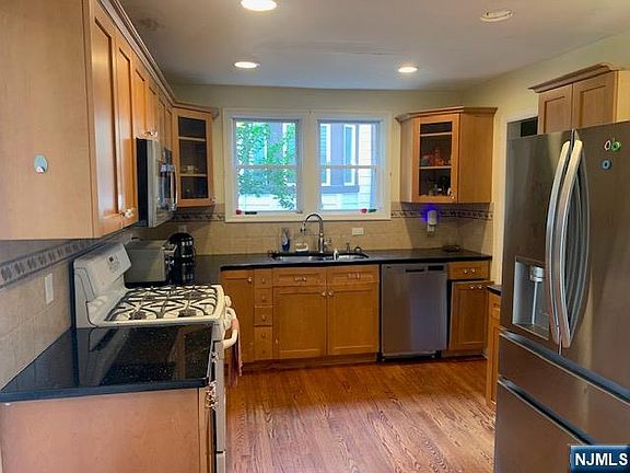 3rd image of 166 Herrick Ave