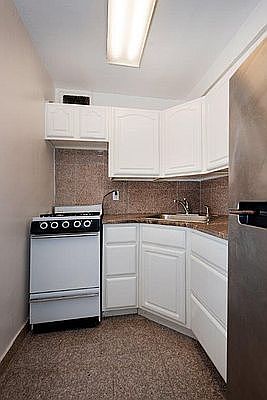 5th image of 321 E 48th St APT 7E