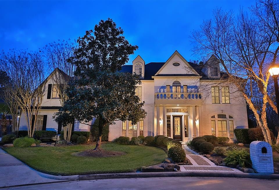 STATELY CUSTOM 5 BEDROOM HOME - This beautiful estate home is located in a private culdesac lot in the popular subdivision of Spring Creek Oaks. With 5 bedrooms, 3 full/2 half baths, 3 Living Areas and an oversized 3 car garage, this all brick home i