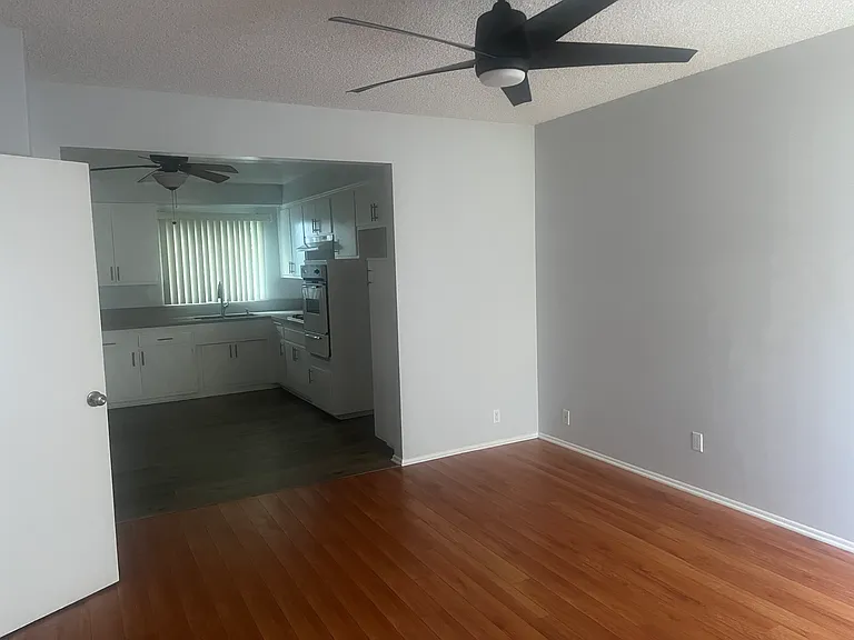 1124 N Columbus Ave — Photo 2