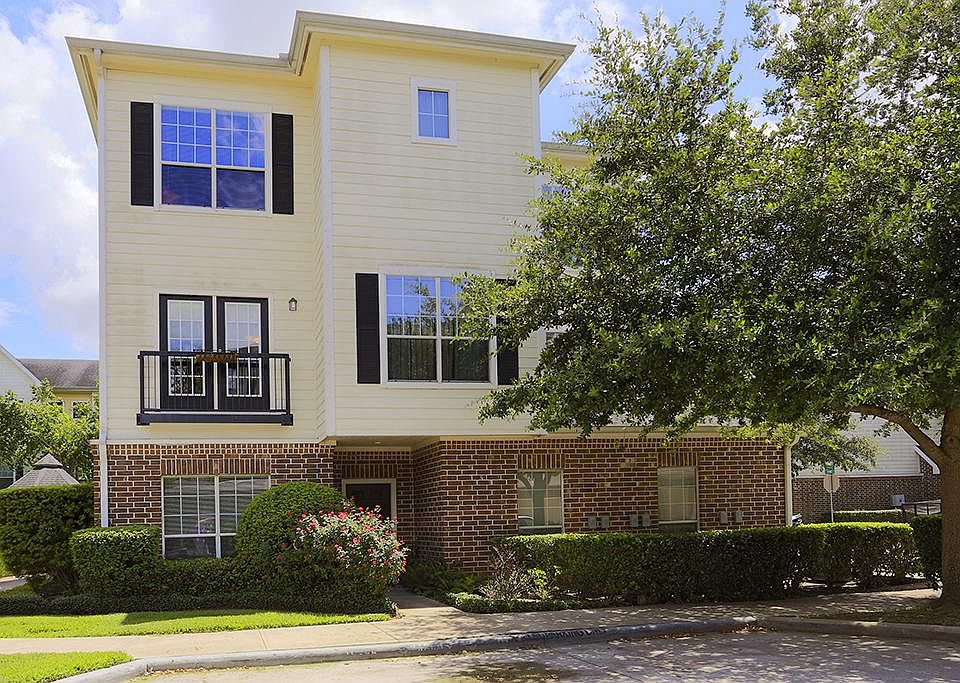 Front of this corner Unit in lovely landscaped complex. Near pool and club house which has exercise 