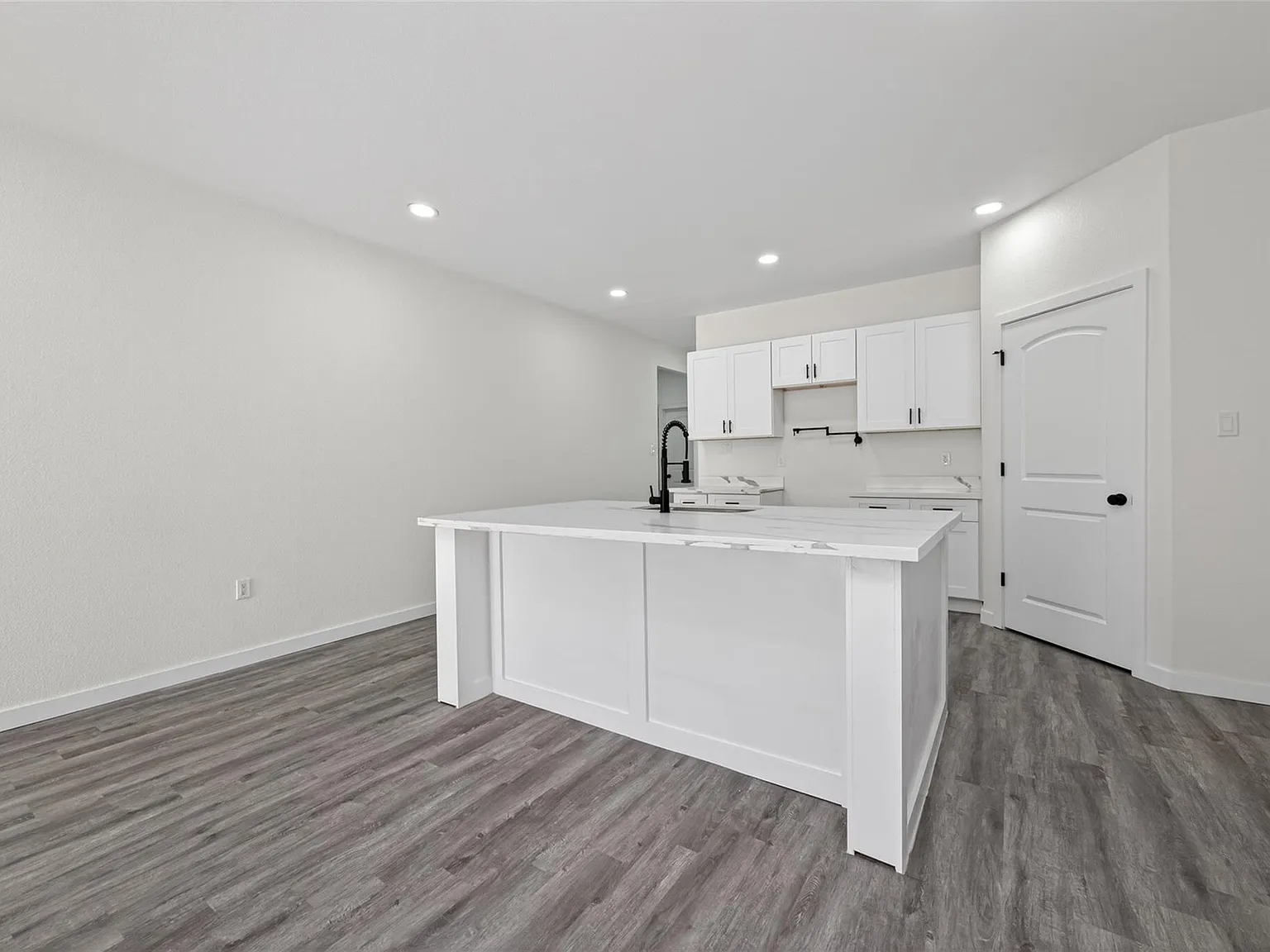 4 bed, 3.0 bath, 2400 sqft, $2,400 — Photo 4