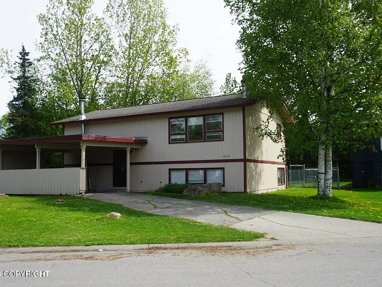 2935 Donington Dr — Photo 1