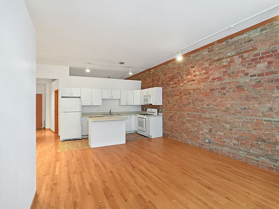 3rd image of 679 N Milwaukee Ave