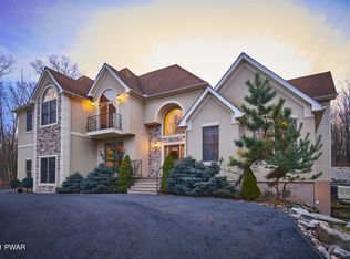 1047 Wintergreen Ct, Hawley, PA 18428