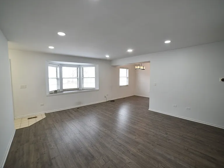 437 N Cambridge Dr — Photo 3