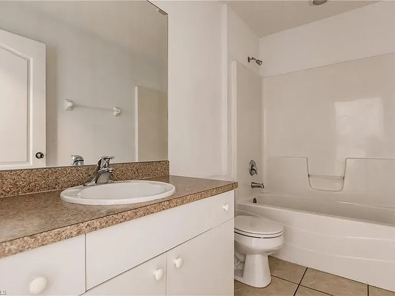 1627 NE 7th Pl — Photo 22