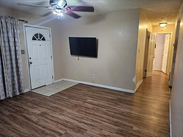 4695 Geneva Dr — Photo 10