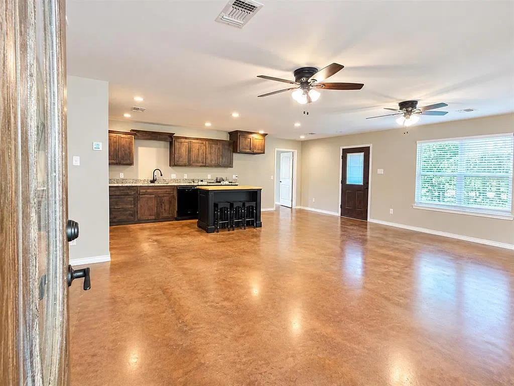 4 bed, 2.5 bath, 2265 sqft, $2,000 — Photo 3
