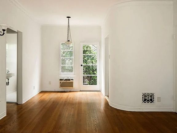 5th image of 2324 N Beachwood Dr