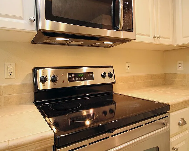 690 NE Adwick Dr — Photo 9