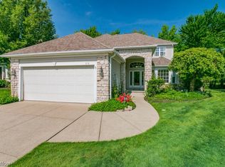 374 W Glengary Cir, Highland Heights, OH 44143