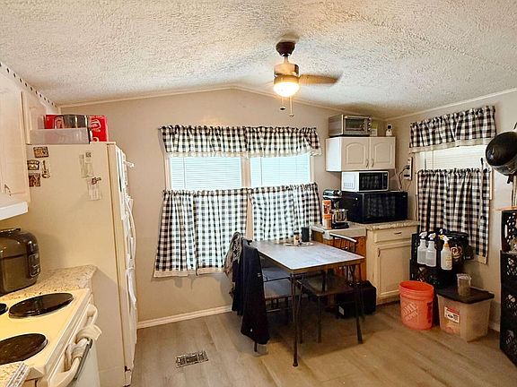 4th image of 302 Pinecrest Avenue NW