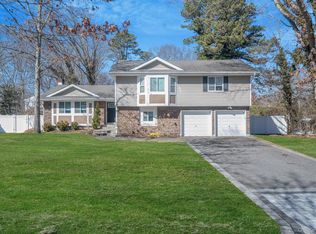 17 Rolling Hills Dr, Ridge, NY 11961