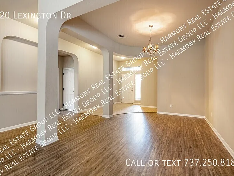 220 Lexington Dr — Photo 3