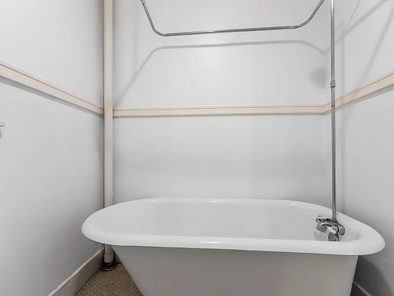 Historic Paramount Apartments — Photo 10