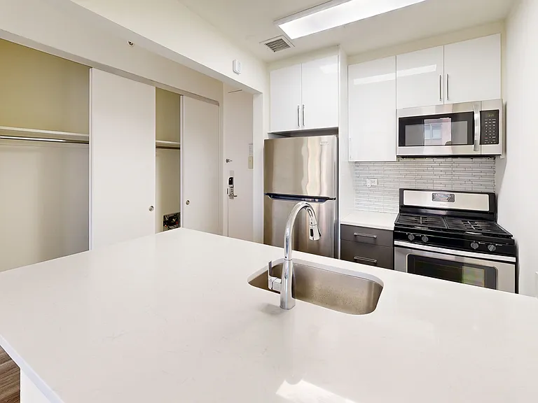 10 Hanover Square — Photo 41