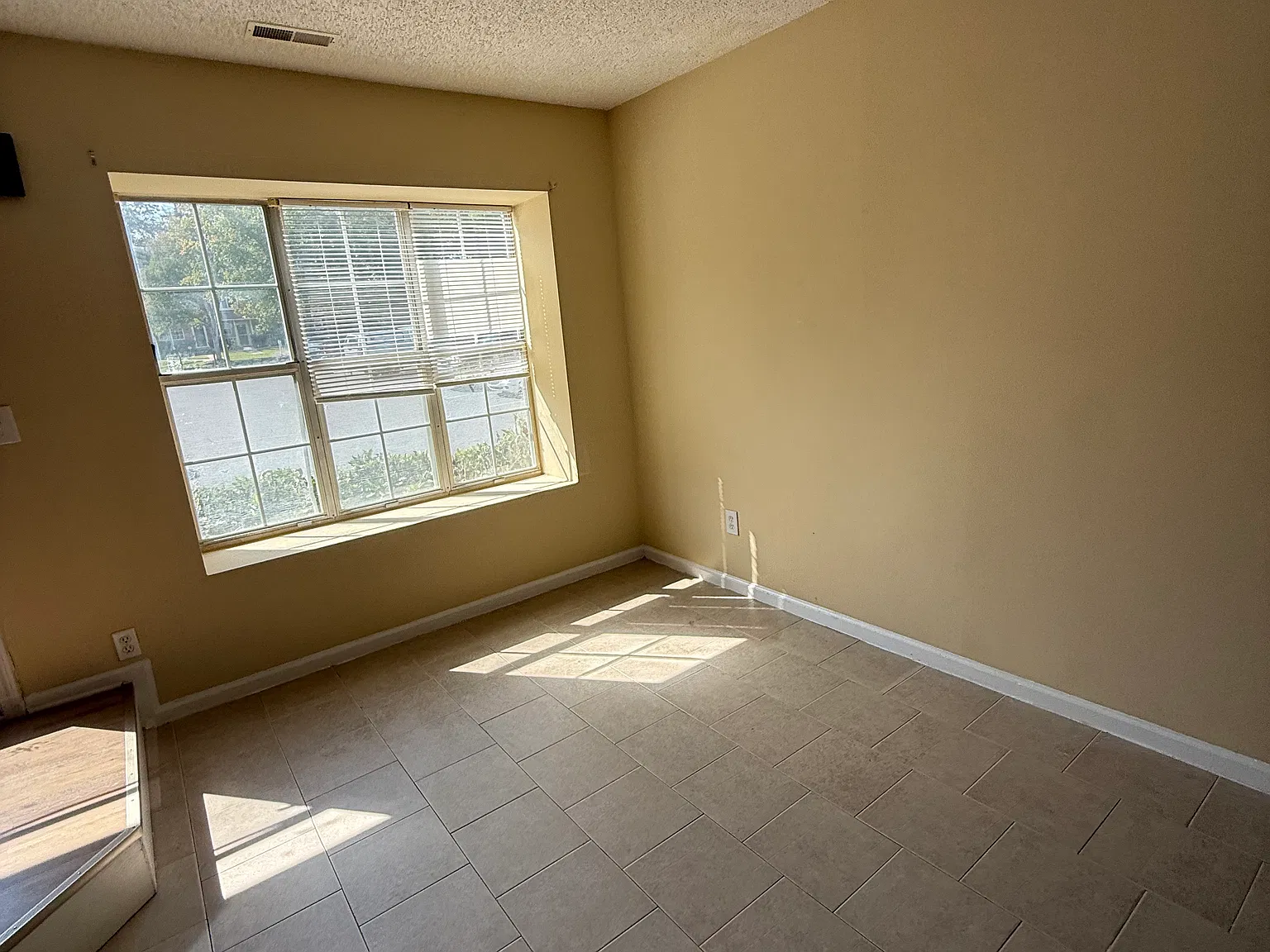 2 bed, 2.5 bath, 937 sqft, $1,350 — Photo 3
