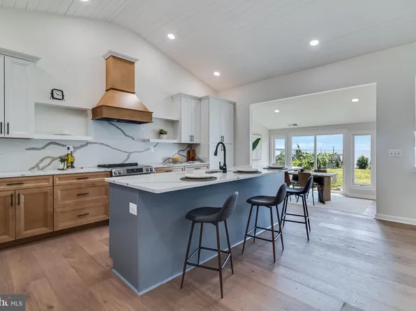 20404 Riverview Dr, Coltons Point, MD 20626